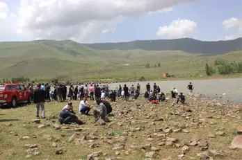 Bayram Günü Serinlemek İçin Gölete Giren 2 Gençten Biri Boğuldu Diğeri Kayıp