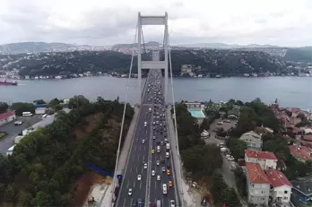 İstanbul'da Bir Kişi FSM'den Boğaza Atladı, Trafik Kilitlendi