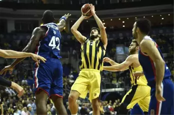 Haftanın Kapanış Maçında Fenerbahçe, Anadolu Efes'i 86-79 Mağlup Etti