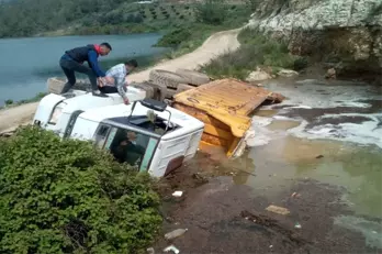 Mersin'de Yol Çöktü, Kamyon Devrildi