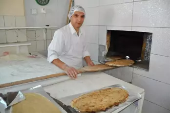 Simav'ın 3 Asırlık Tahinli Pidesi Yoğun İlgi Görüyor