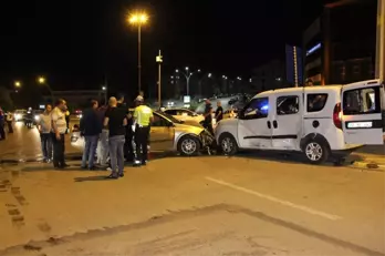 Polis aracına çarpıp kaçan sürücü kamyonetin altında yakalandı