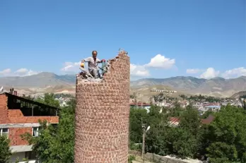 Metrelerce yükseklikte tehlike! Ölümle burun buruna çalışıyor