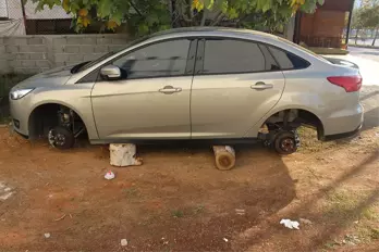 Adana'da Park Halindeki Otomobilin Tüm Lastikleri Çalındı