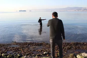 Trajikomik Görüntüler! Kaçak Avcılar Ceza Yememek İçin Denize Kaçtı