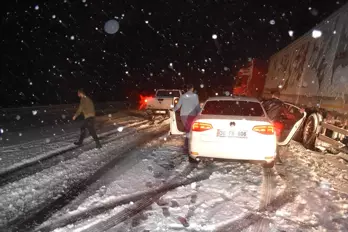 Baharda Yağan Kar, Sürücülere Zor Anlar Yaşattı