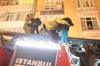 Beyoğlu'nda Yangın Çıkan Binada Can Pazarı: 11 Kişi Kurtarıldı