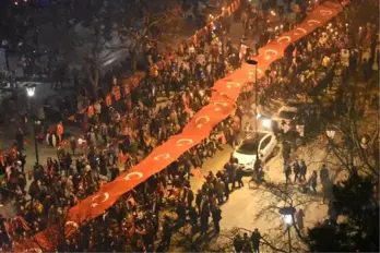 Meşaleler, 'Çanakkale Şehitleri' İçin Yandı