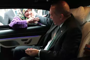 Erdoğan'la Sohbet Eden Teyzenin Mutluluğu Yüzüne Yansıdı