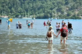 Deniz üstünde yürünüyor hissi veren Kızkumu'na turistler akın ediyor