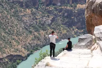 Botan Vadisi'ndeki Rasıl Hacar Tepesi turistlerin ilgisini çekiyor