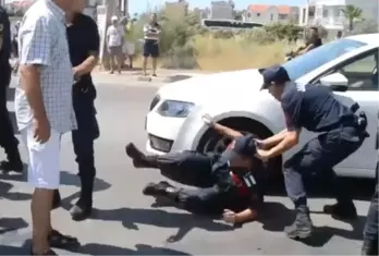 Ayvalık'ta şezlong gerginliği: Uzman çavuş yaralandı