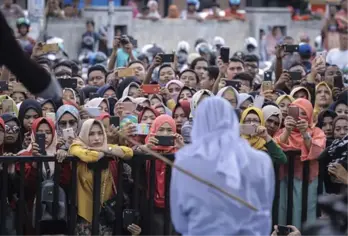 Endonezya'da Kırbaç Cezası Alan Kadının Fotoğrafını Çekmek İçin İzdiham Yaşandı