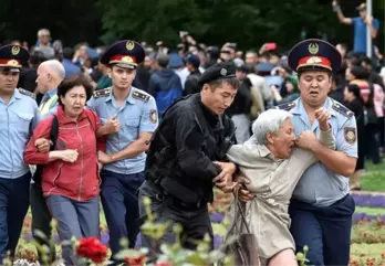 Kazakistan'da seçimleri geçici cumhurbaşkanı Tokayev kazandı, protesto eden yüzlerce kişi gözaltına...