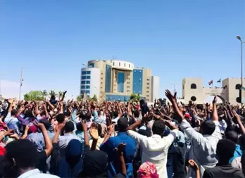 Sudan'da Cumhurbaşkanının İstifası İsteniyor