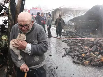 Yaşlı Adam Kedisine Sarılıp Yanan Evini İzledi