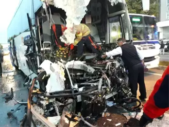 Yolcu Otobüsü, Seyir Halindeki TIR'a Çarptı: 1 Ölü, 17 Yaralı