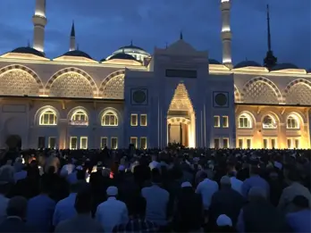 Büyük Çamlıca Camii'ne Binlerce Genç Akın Etti