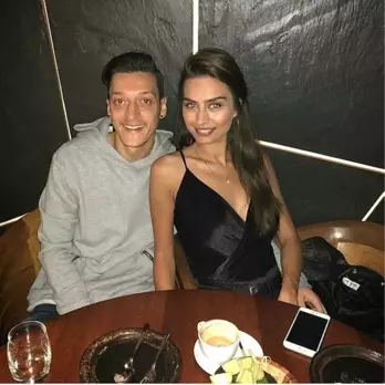 Amine Gülşe ve nişanlısı Mesut Özil sıkı sıkı sarılarak aşk tazeledi