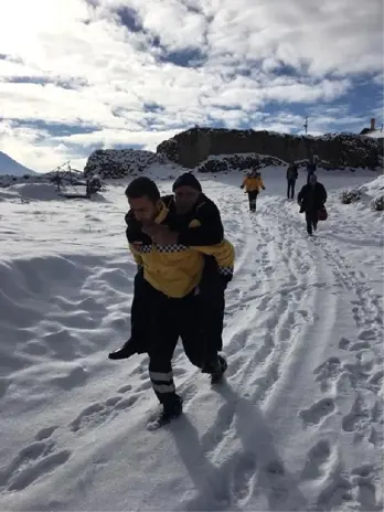 Sağlık Görevlisi, Yaşlı Hastayı 500 Metre Sırtında Taşıdı