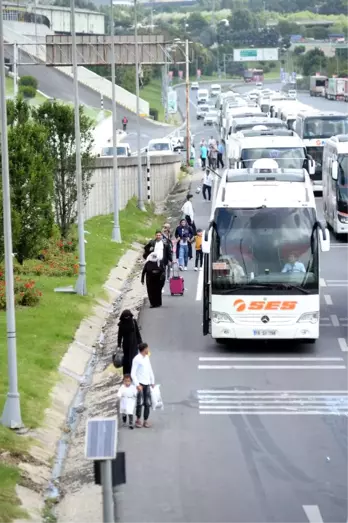 Bayram Dönüşü Otogarda Yoğunluk Yaşandı, Yolcular Otobüslerden İnerek Yürümeye Başladı