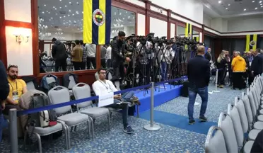 Fenerbahçe Divan Kurulunu Takip Eden Foto Muhabirleri, Önlerine Çekilen Şeritten Dolayı Salonu Terk Etti