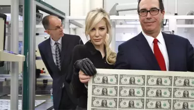 ABD Hazine Bakanı Steven Mnuchin ve Eşinin Darphane Pozu Sosyal Meydada Tepki Çekti