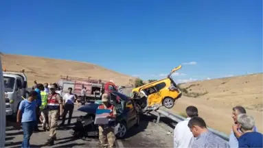 Elazığ'da Taksi ile Otomobilin Kafa Kafaya Çarpıştığı Kazada 3 Kişi Hayatını Kaybetti