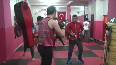 Ay Yıldız Spor Kulübü'nden Başarılı Sporculara Plaket