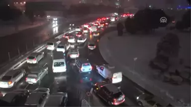 Kar Yağışı Nedeniyle Trafik Yoğunluğu Oluştu