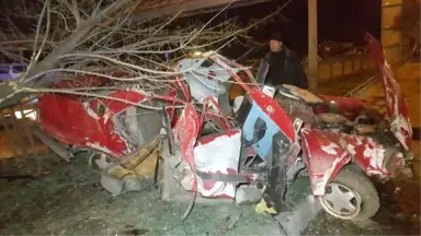 Parçalanan Otomobilden Sağ Çıktılar: 3 Yaralı