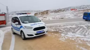 Adıyaman Kahta'da Kamyonet Şarampole Devrildi: 4 Yaralı