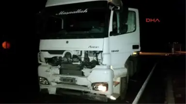 Izmir - Tır Ile Çarpışan Otomobildeki 3 Kişi Öldü