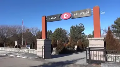 Şehit Eşlerinin Mezarlarına Gül Bıraktılar