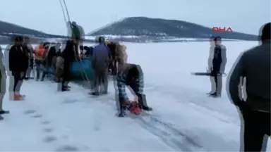 Isparta Göl Yüzeyindeki Buzu Keserek Adaya Yol Açtılar