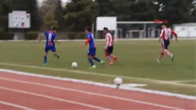 Burdur'da Futbolcu, Kendisine Faul Yapan Rakibine Kafa Attı