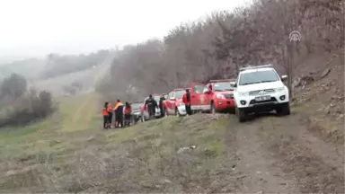 Otomobilin Dereye Devrilmesi - 4 Yaşındaki Çocuğun Bulunması Için Çalışmalar Sürüyor