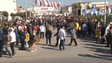 Kadınların Yüksek Topuklarla Koşusu Kıran Kırana Geçti