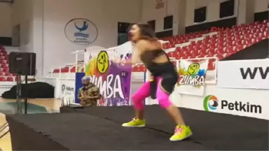 Izmir Kelebek Çocuklar Yararına Zumba Etkinliği