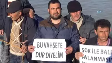 Balıkçılar Göl Üzerinde Şokla Avlanmayı Protesto Etti