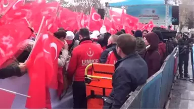 Tören Alanında Cumhurbaşkanı Erdoğan'ı Bekleyen Vatandaşlardan Biri Fenalaştı