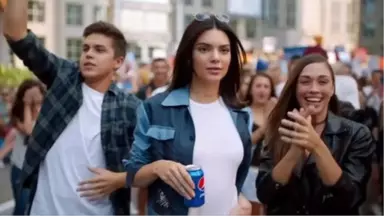 Kendall Jenner'ın Oynadığı Tartışmalı Kola Reklamı Yayından Kaldırıldı