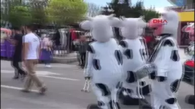 Izmir Alaçatı Ot Festivali'nde Renkli Kortej Yürüşü