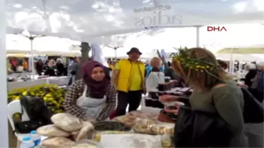 Izmir Alaçatı Ot Festivali'nde Renkli Kortej Yürüşü