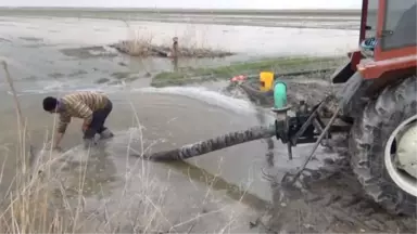 Sular Boru Döşenerek Kuyulara Aktarılıyor