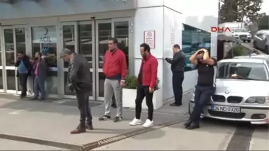 Ibrahim Erkal Için Hastane Önünde Gözyaşı