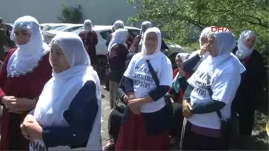 Pervin Buldan ve Beraberindekiler Cezaevi Önünde Oturma Eylemi Yaptı