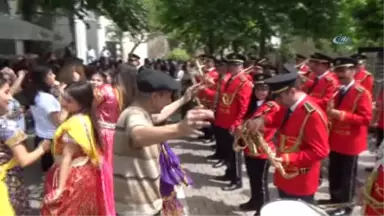 Bandoyla Göbek Atıp El Sanatları Festivali Açtılar