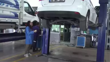 Kız Öğrenciler Motor Başında