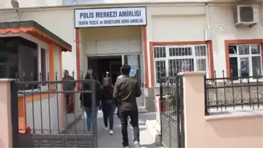 Üniversite Öğrencileri Yolda Buldukları Parayı Polise Teslim Etti